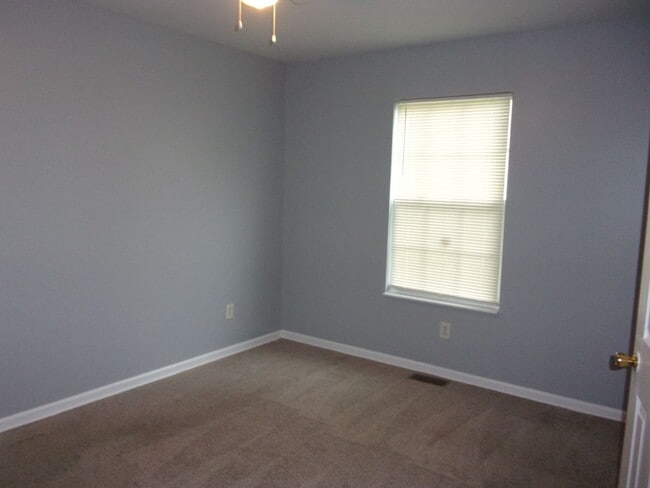 Building Photo - Freshly Updated 3 Bedroom 1 Bath Home in C...