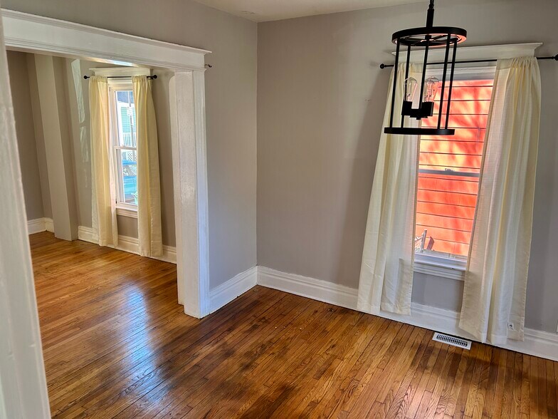 Building Photo - 16 Goebel Place