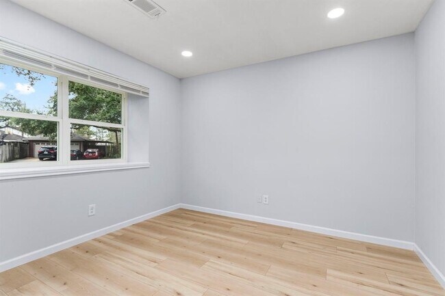 Building Photo - 3306 Crestdale Dr