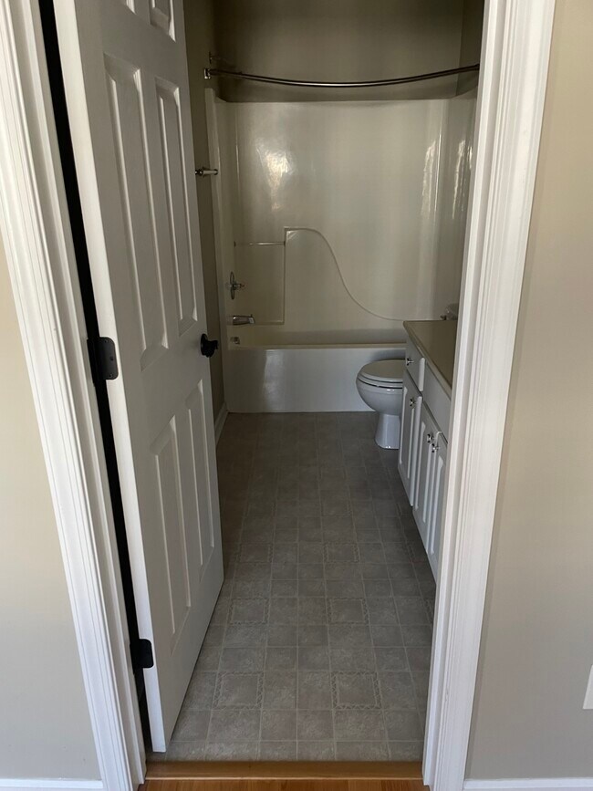 Building Photo - 696 Wyndhurst Dr