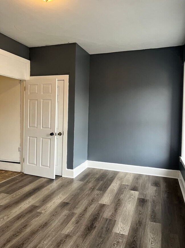 Building Photo - Large 4 Bedroom, 1 Bathroom in Columbia!