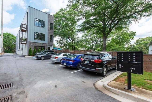Building Photo - 417 E College Ave
