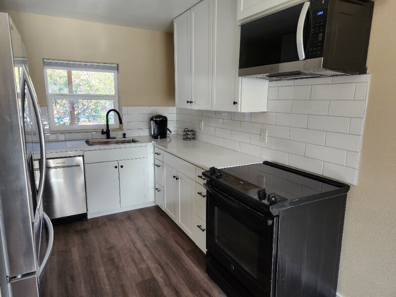 Building Photo - 974 SE Roberts Ave