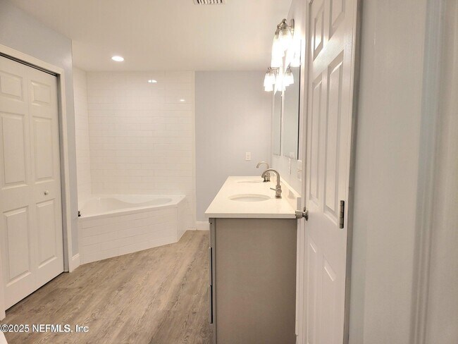 Building Photo - 1978 Solomon St