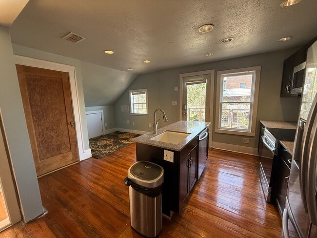 Building Photo - 1822 W 35th St