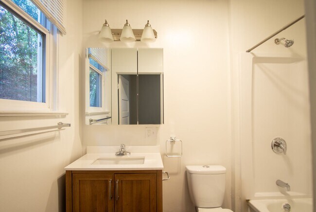 Building Photo - John's Landing: Updated Garden Level 1-Bed-Close to OHSU!