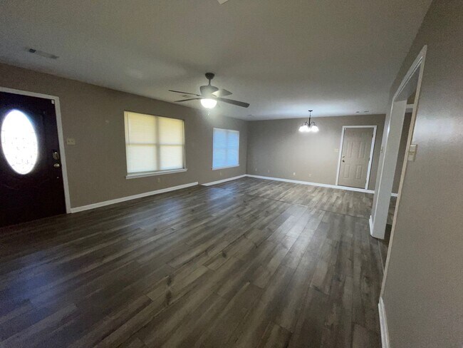 Building Photo - RECENTLY UPDATED SPECIAL