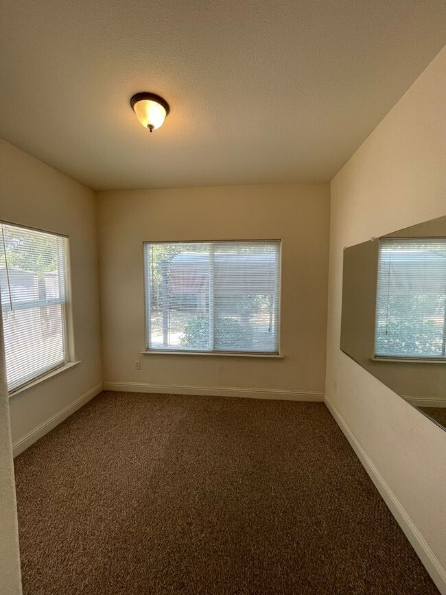 Building Photo - Spacious & Elegant 6-Bedroom, 3.5-Bath Hom...