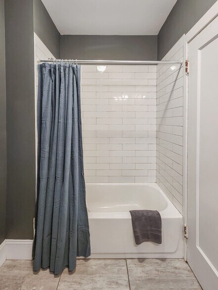 Building Photo - 3759 N Wayne Ave