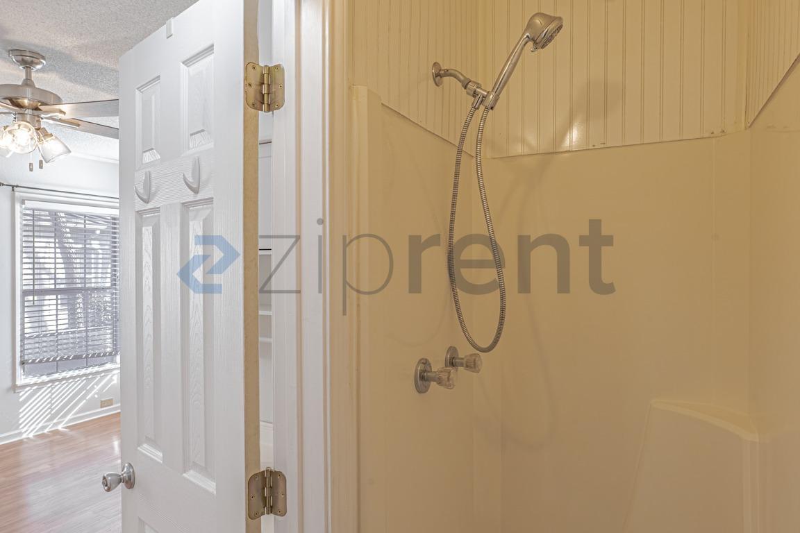 Building Photo - 1418 W Shepherd St