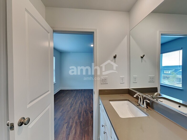 Building Photo - 120 Punderson Dr