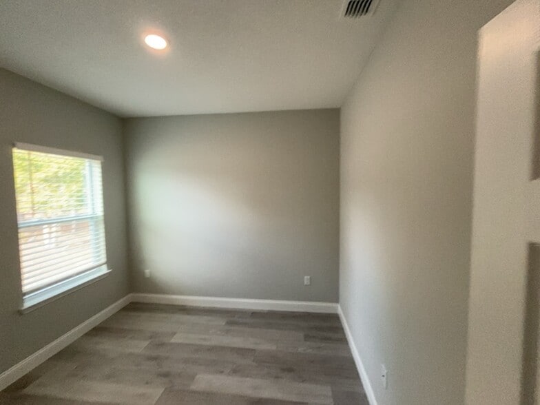 Building Photo - 8512 N Merrimac Way