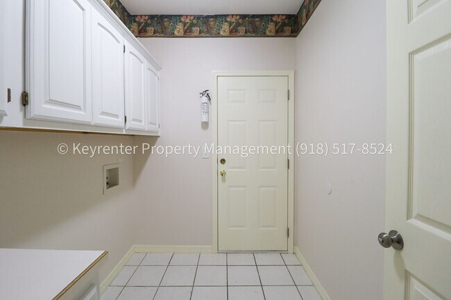 Building Photo - 4 Bed | 2 Bath in Broken Arrow!