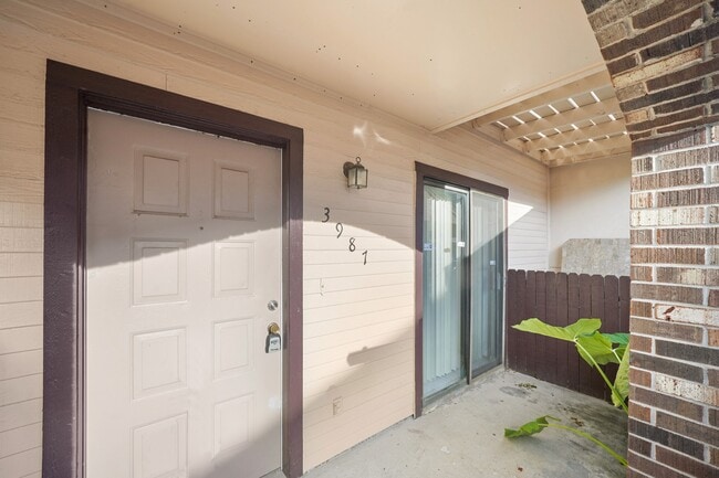 Building Photo - 3987 Tanglewilde St