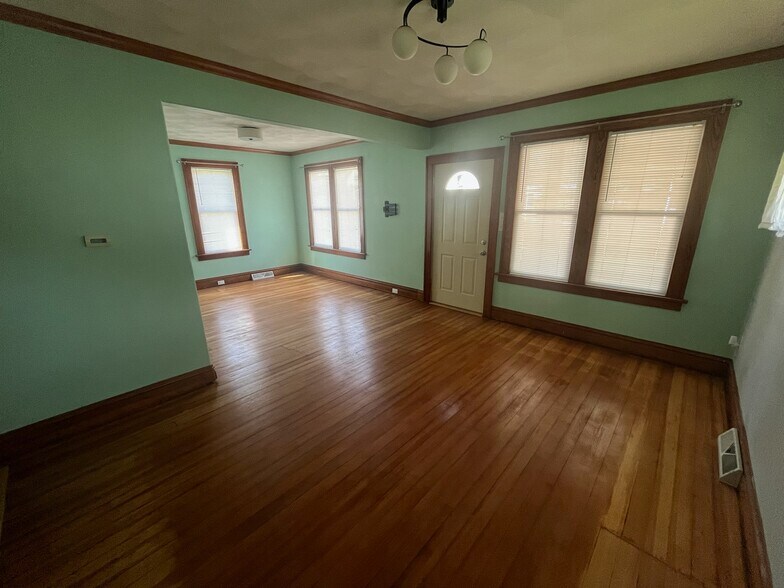 Building Photo - 2733 Elm St