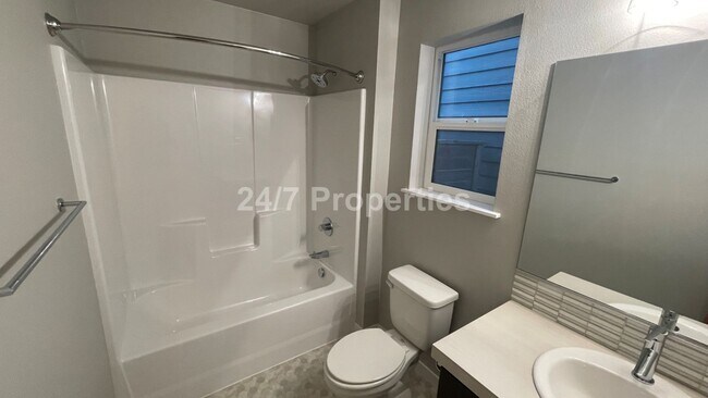 Building Photo - Modern and Stylish 3 BD | 3.5 BA Townhome ...