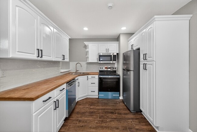 Building Photo - 1994 Brynell Dr