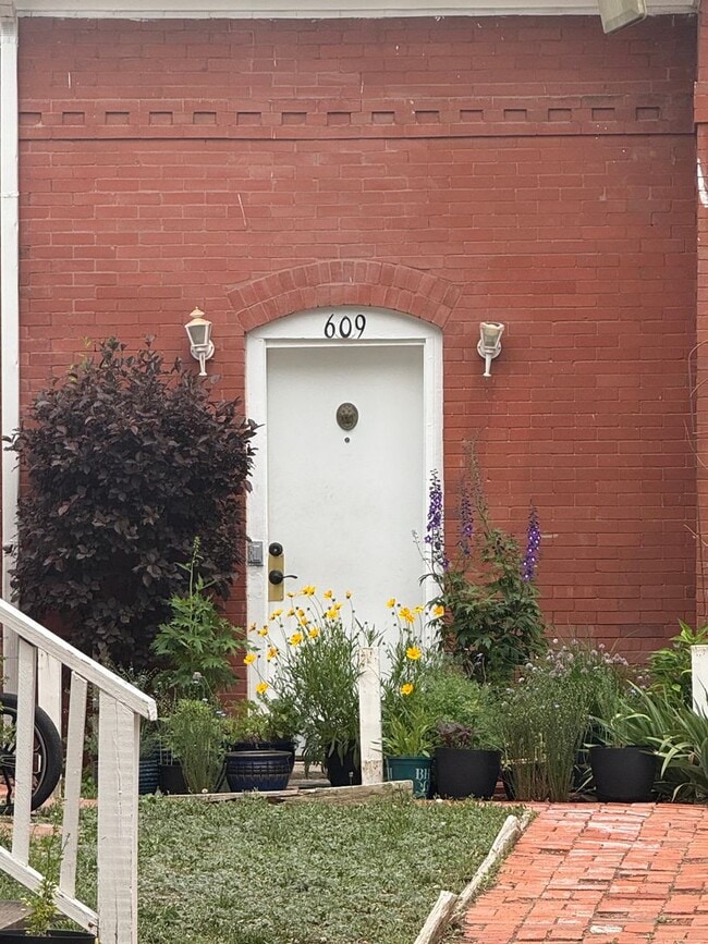 Building Photo - 607-611 COLORADO AVE
