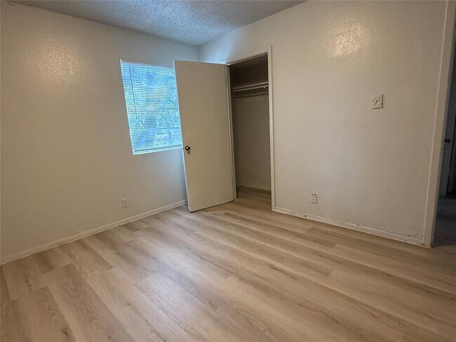Building Photo - 302 Hedgewood Dr