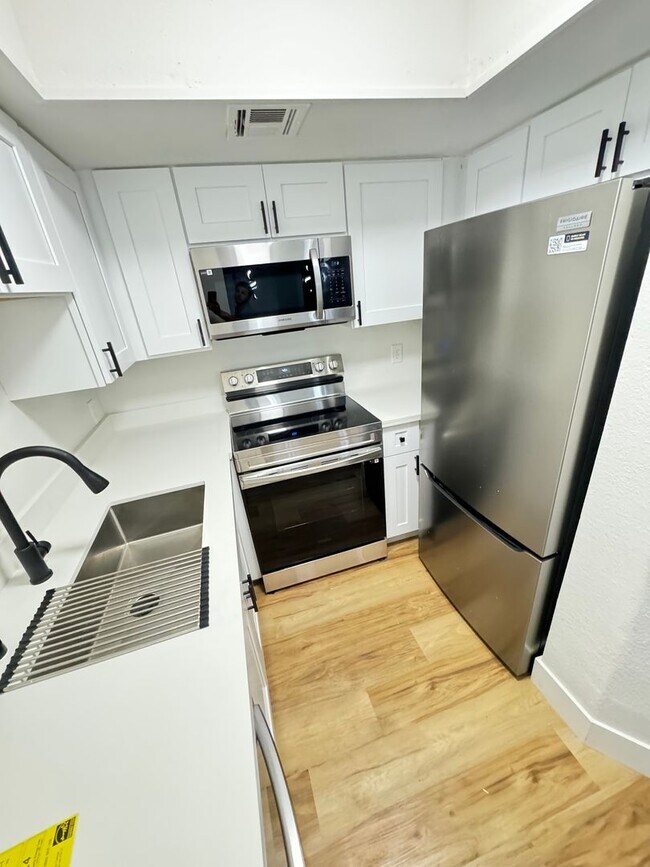 Building Photo - Adorable Newly Renovated 2-Bedroom Condo with Modern Upgrades!