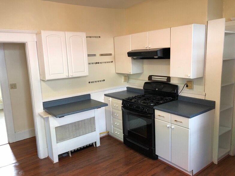 Kitchen (Gas stove) - 94 Linden St