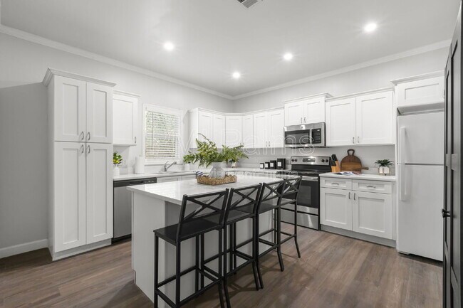 Building Photo - 1521 Preston St S