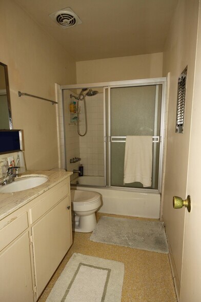 Shared Central Bathroom, Shower/ Tub - 11061 Missouri Ave