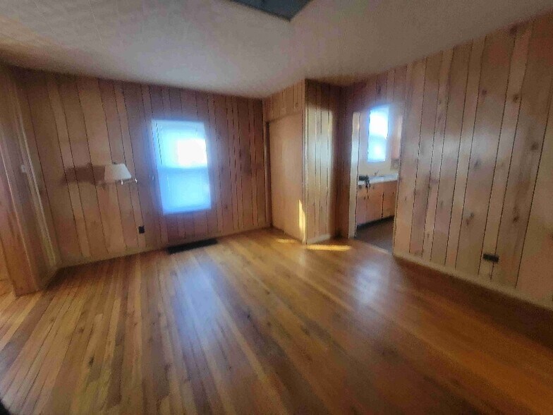 Building Photo - 705 Lexington Ave