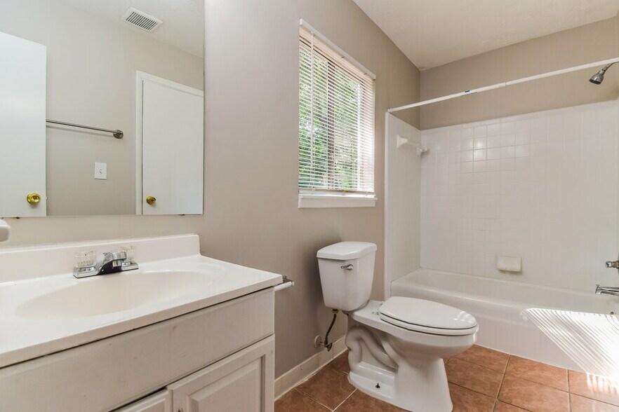 Building Photo - 6681 Green Meadows Ln