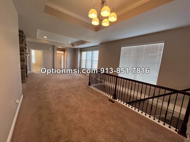 Building Photo - Blue Valley Townhome!