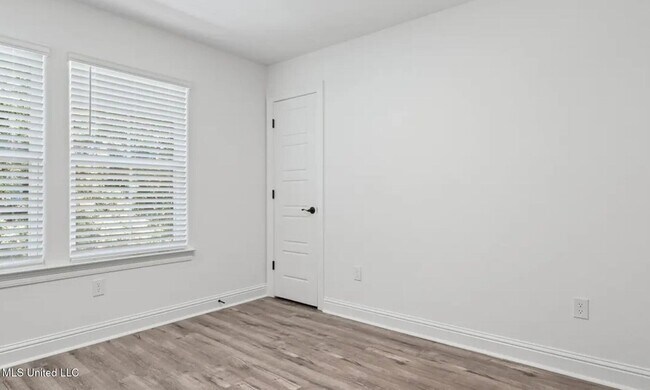 Building Photo - 913 Motsie Rd