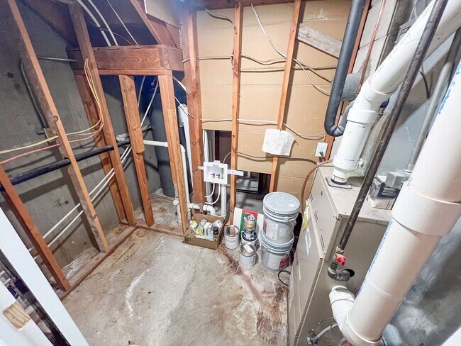 Building Photo - 147 W Fremont Ave