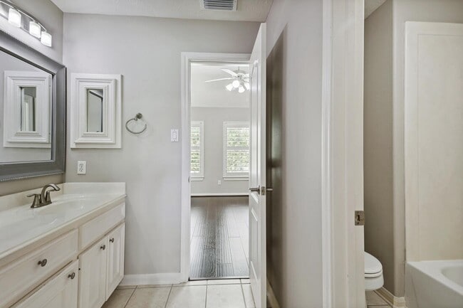 Building Photo - 5819 Santa Fe Springs Dr