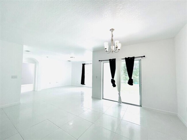 Building Photo - 518 SW Natalie Terrace