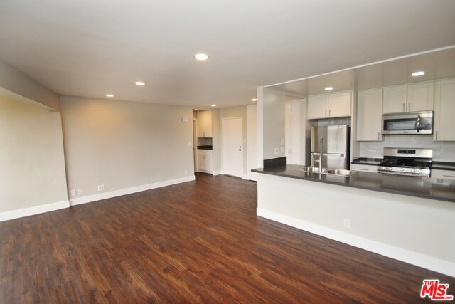 Building Photo - 16550 Vanowen St