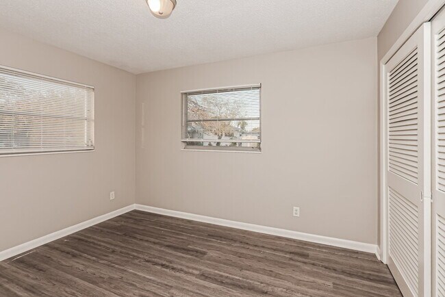 Building Photo - 344 Crestwood Ave