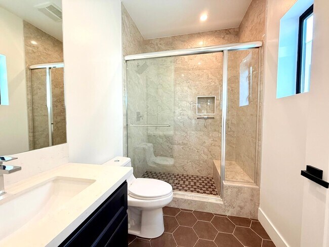 Building Photo - Beautiful Modern Luxury 4 Story Townhome - 4 bed - 3.5 bath with Rooftop Deck in Silver Lake