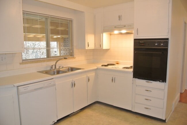 Building Photo - 2 bedroom/1 bathroom