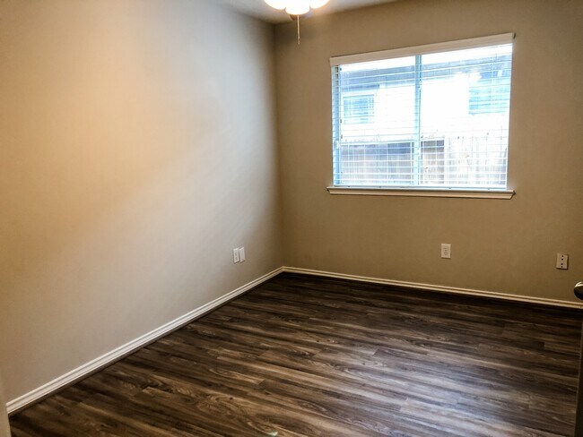 Building Photo - 33126 Cottonwood Bend