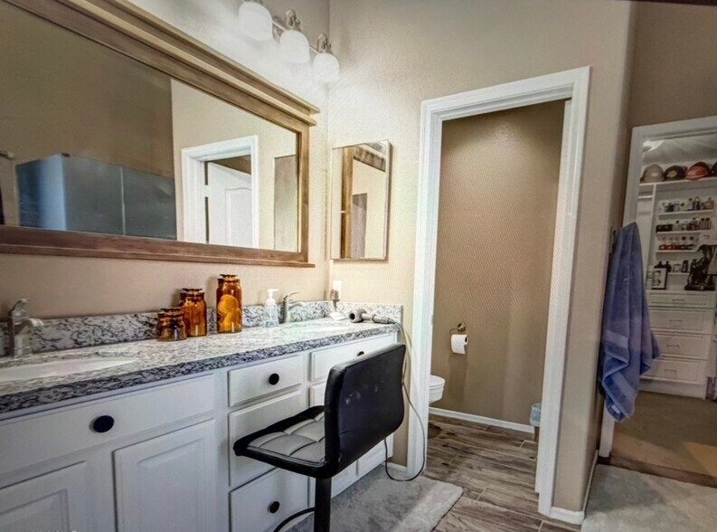 Master Bath Double Vanity - 2913 E Runaway Bay Pl