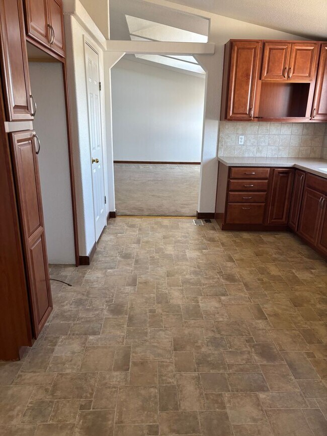 Building Photo - 4 Bedroom in Arboga! Available Now!
