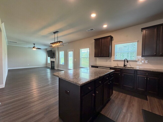 Building Photo - Spacious 4/2.5 House in Rydal- $2,995