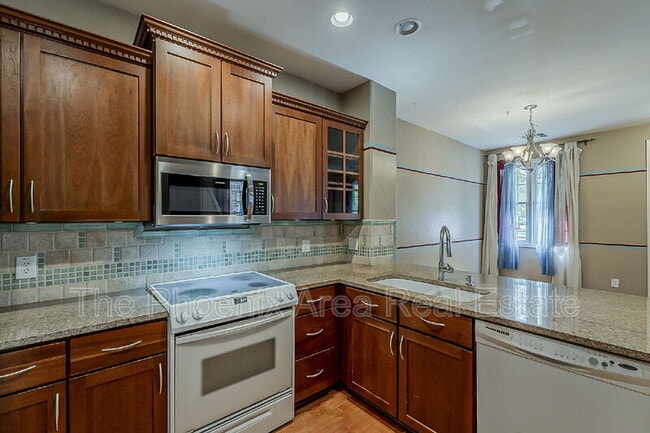 Building Photo - 885 S Osborn Ln