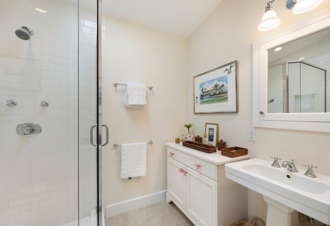 Building Photo - 264 Harbor Dr