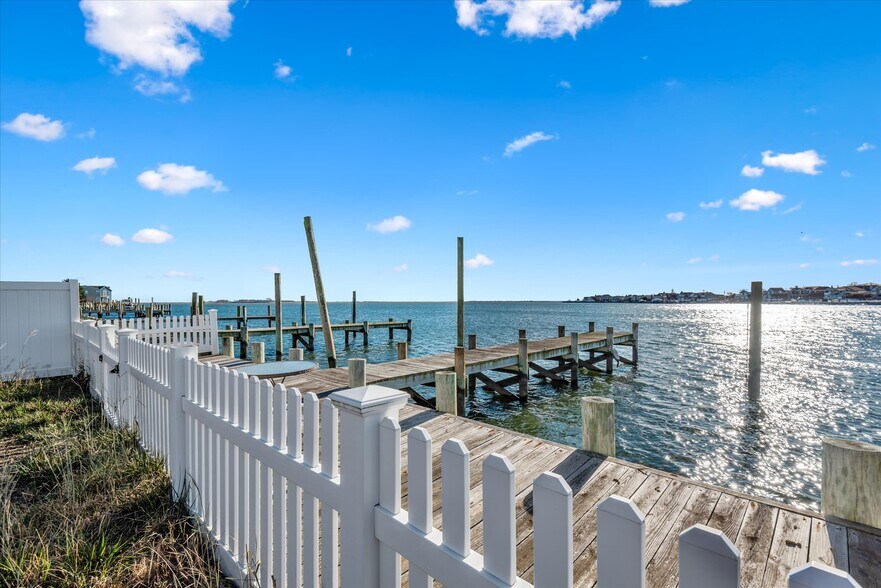 Building Photo - 2 Pirates Cv