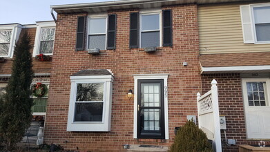 Building Photo - Spacious 3 Bedroom, 1 Bath Townhome in Hav...