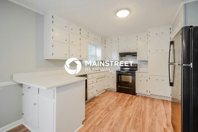 Building Photo - 3 Bedroom Pet-Friendly Home in Birmingham, AL with Main Street Renewal