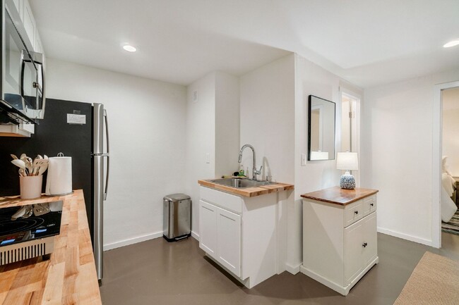 Building Photo - "Fully Furnished Monthly Rental - Newly Re...