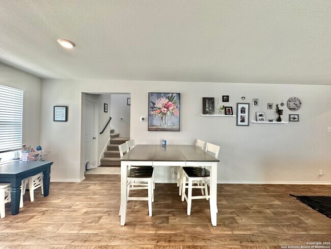 Building Photo - 915 Empress Brilliant