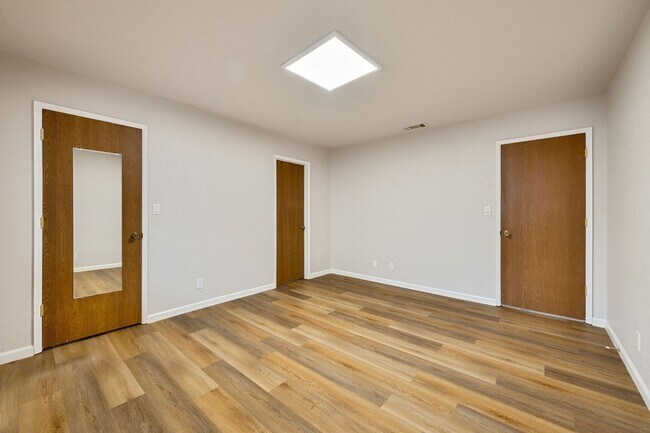 Building Photo - Updated 2 Bed, 2 Bath Duplex with Private Fenced Yard in Rescue!